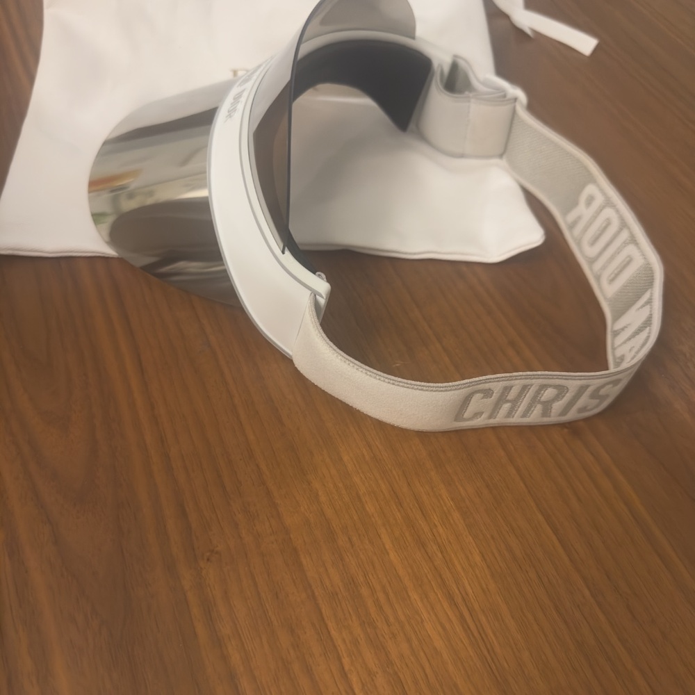 Dior visor with box and dustbag cleaning cloth - Picture 3 of 11